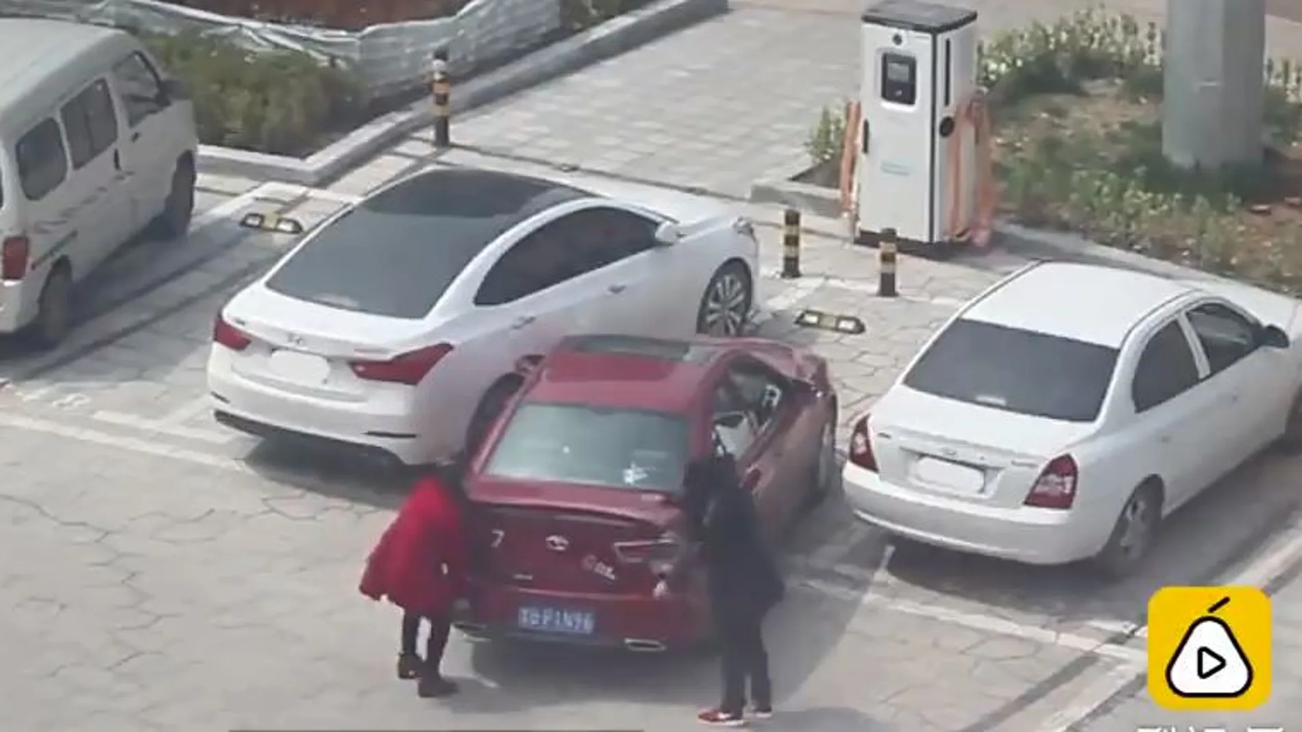 Momento en el que las dos mujeres tratan de levantar el coche para enderezarlo