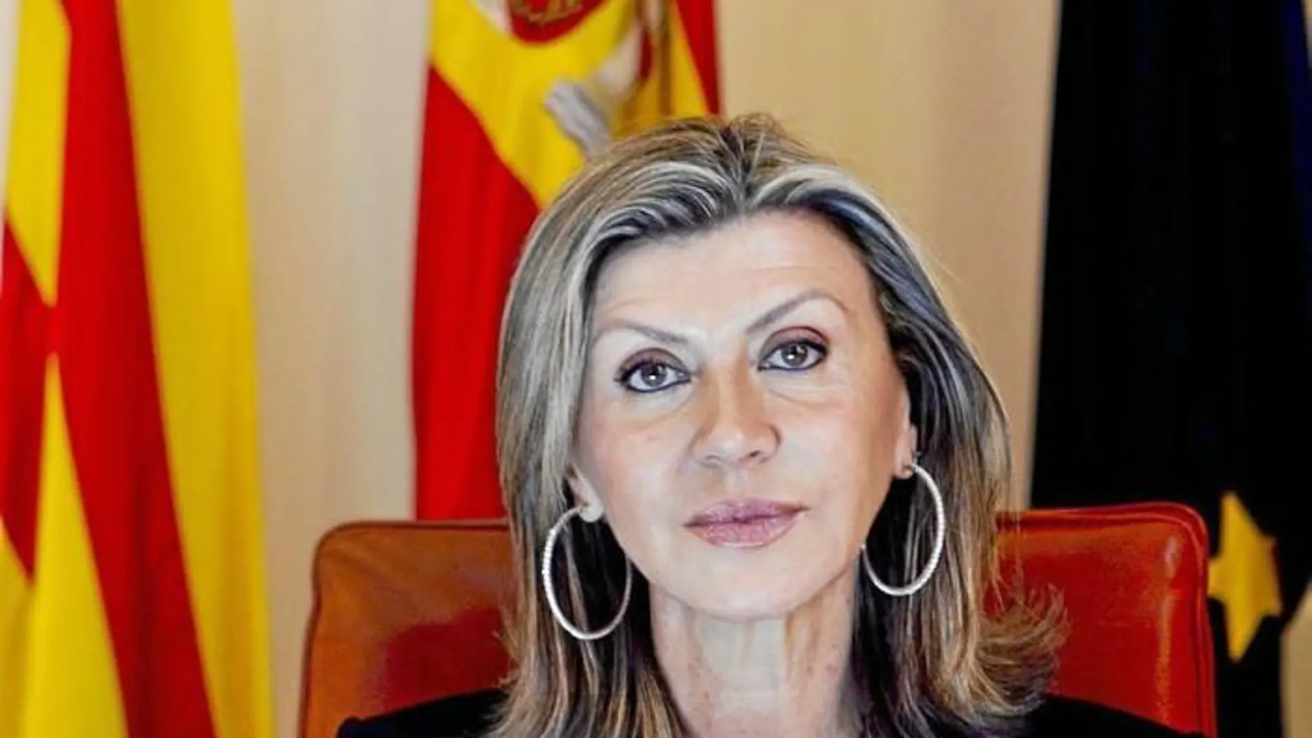 La delegada del Gobierno en Cataluña, Llanos de Luna, asegura que «velará porque ondeen la bandera catalana y española»