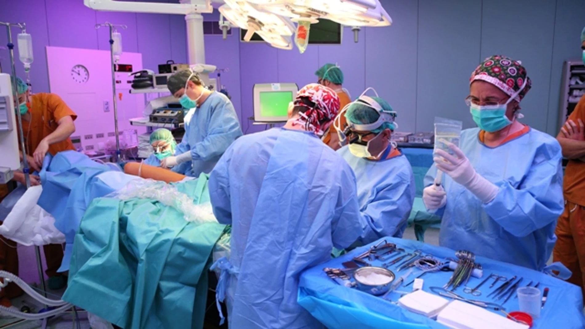 El equipo del hospital barcelonés Vall d'Hebron, durante una intervención