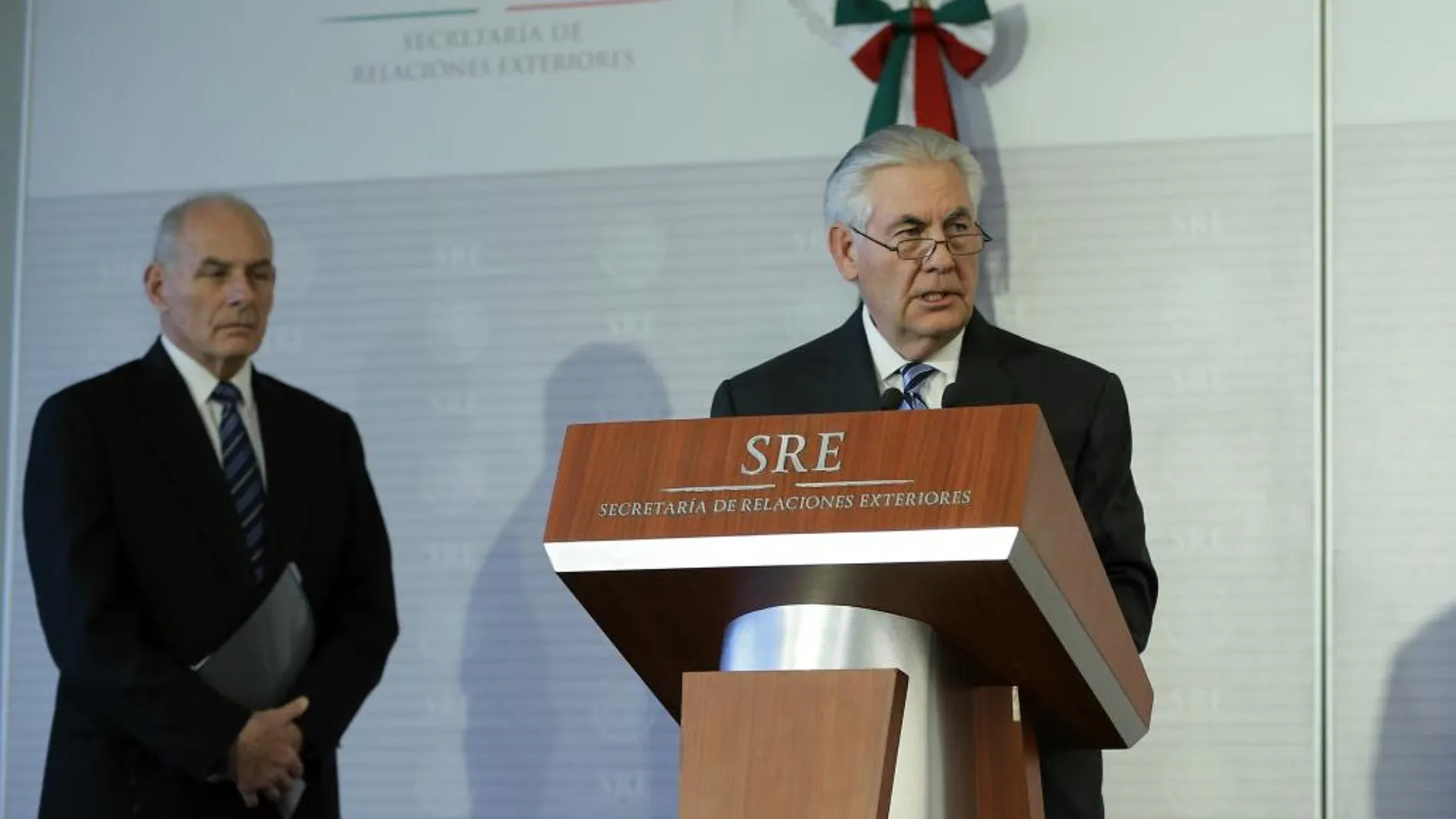 El secretario de Estado de Estados Unidos, Rex Tillerson (d), acompañado por el secretario de Seguridad de Estados Unidos, John Kelly (i), en una conferencia de prensa en México.