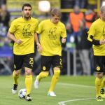 Jugadores del Borussia Dortmund con la camiseta de Marc Bartra