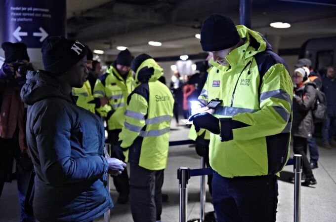 Los empleados de seguridad piden la documentación en la estación de tren del aeropuerto de Copenhague