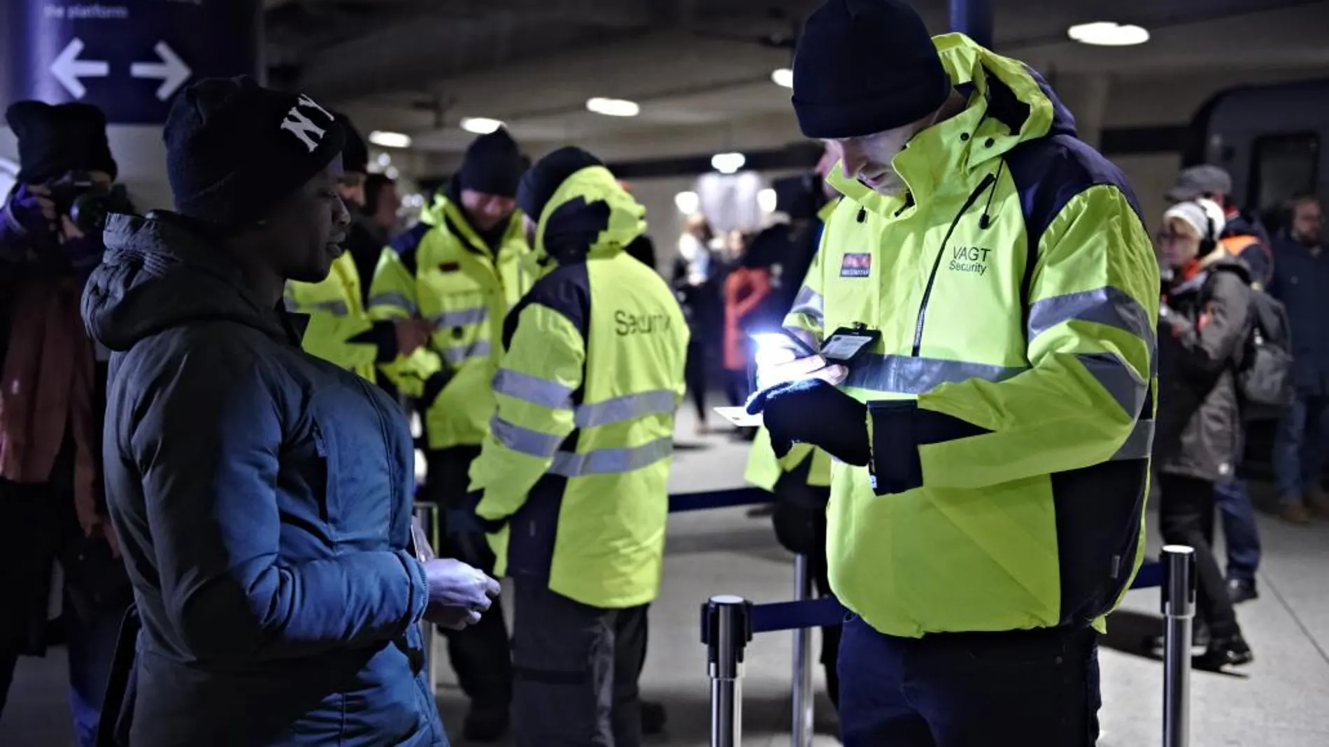 Los empleados de seguridad piden la documentación en la estación de tren del aeropuerto de Copenhague