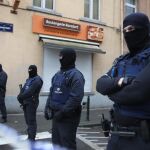 Dispositivo policial en el barrio de Molenbeek tras los atentados de París