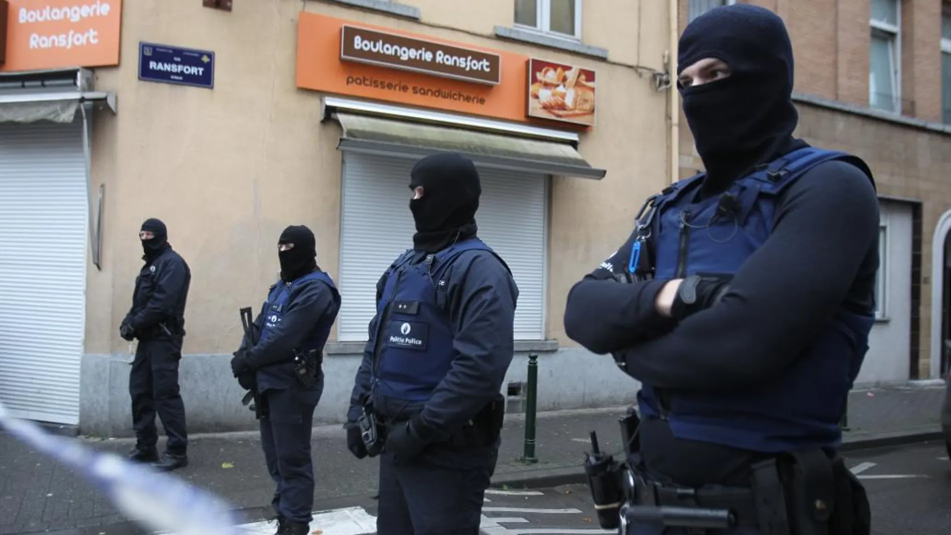 Dispositivo policial en el barrio de Molenbeek tras los atentados de París