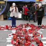 Celia, Gloria, Susana y Mª Carmen, al lado de zapatos rojos que simbolizan a las víctimas de malos tratos