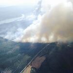 Imagen aérea de la superficie afectada por el incendio, que todavía no ha sido controlado