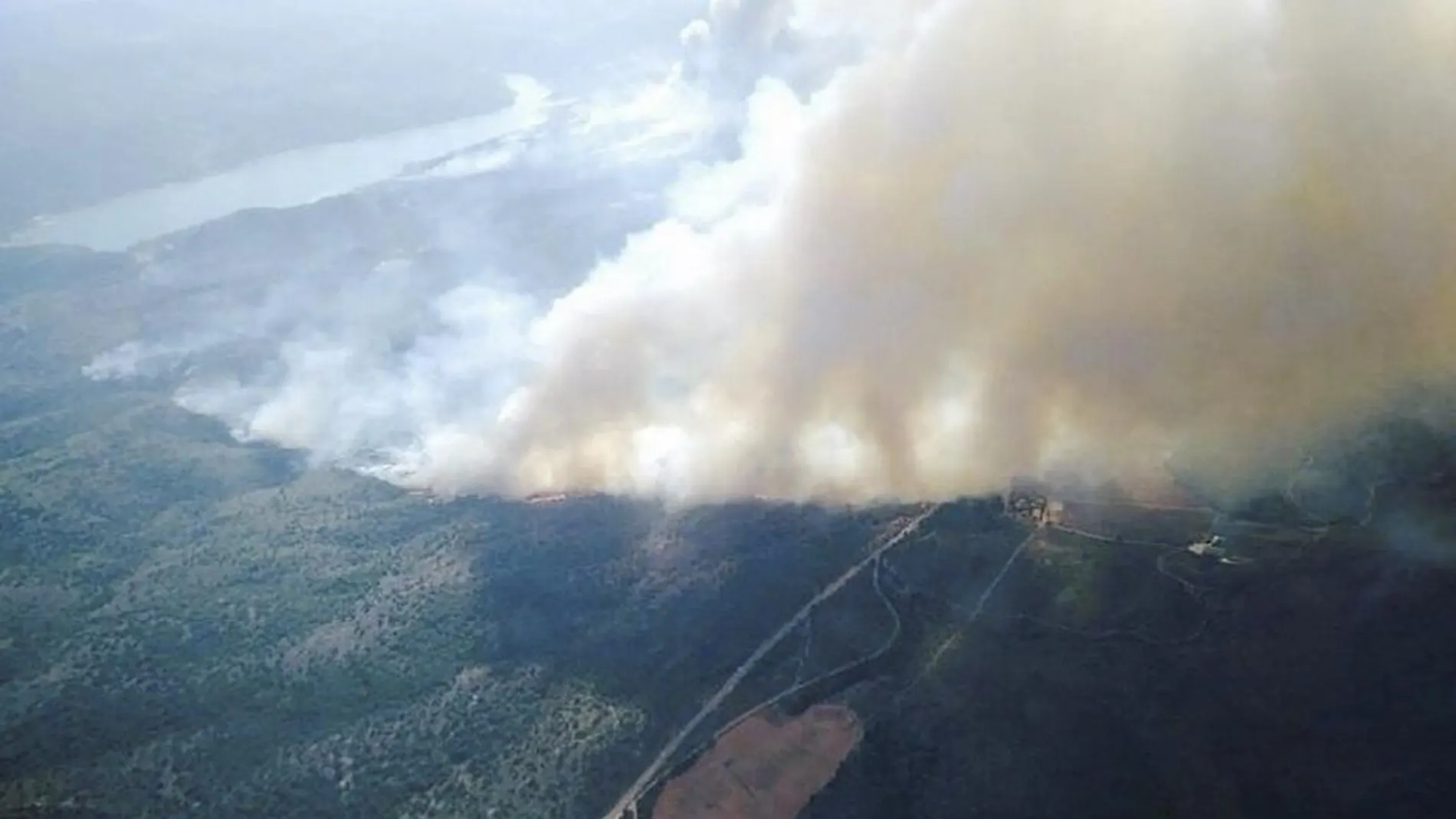 Imagen aérea de la superficie afectada por el incendio, que todavía no ha sido controlado