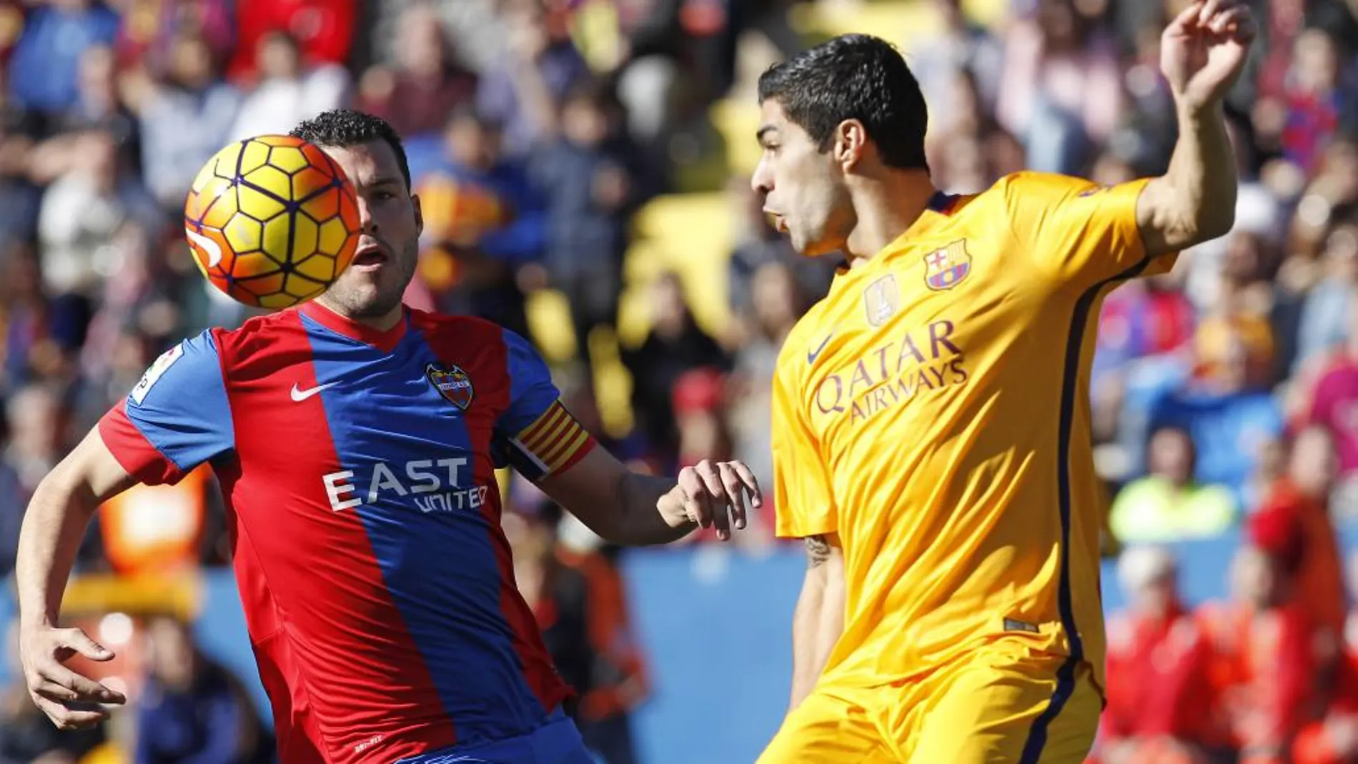 Luis Suarez disputa un balón con David Navarro.