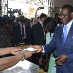 Teodoro Obiang Nguema, junto a su esposa ejerciendo su derecho al voto