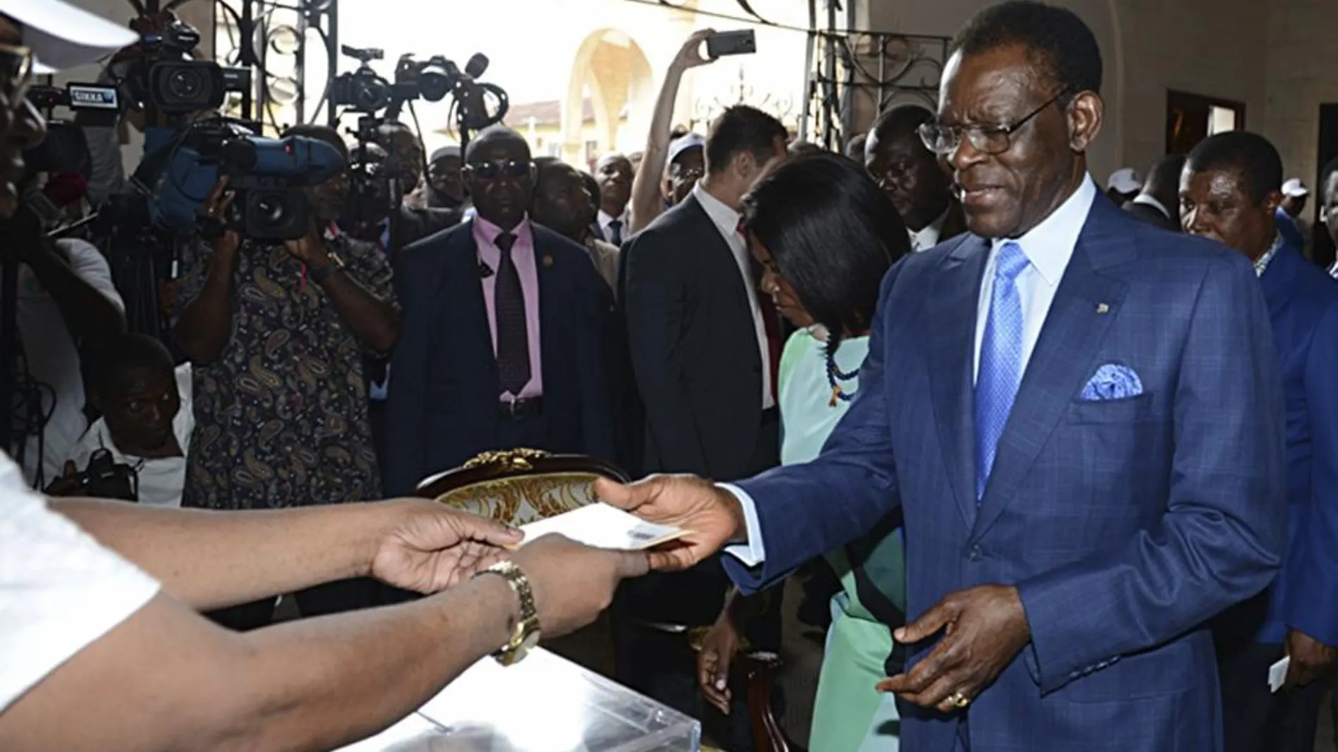 Teodoro Obiang Nguema, junto a su esposa ejerciendo su derecho al voto
