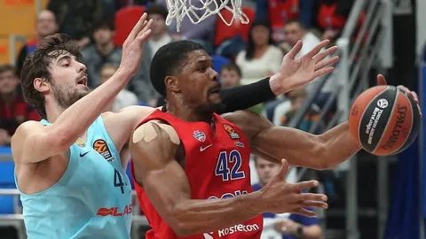 El pívot croata del FC Barcelona, Ante Tomic, intenta presionar al pívot estadounidense del CSKA de Moscú, Kyle Hines