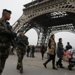 Militares galos patrullan las calles de París tras los atentados