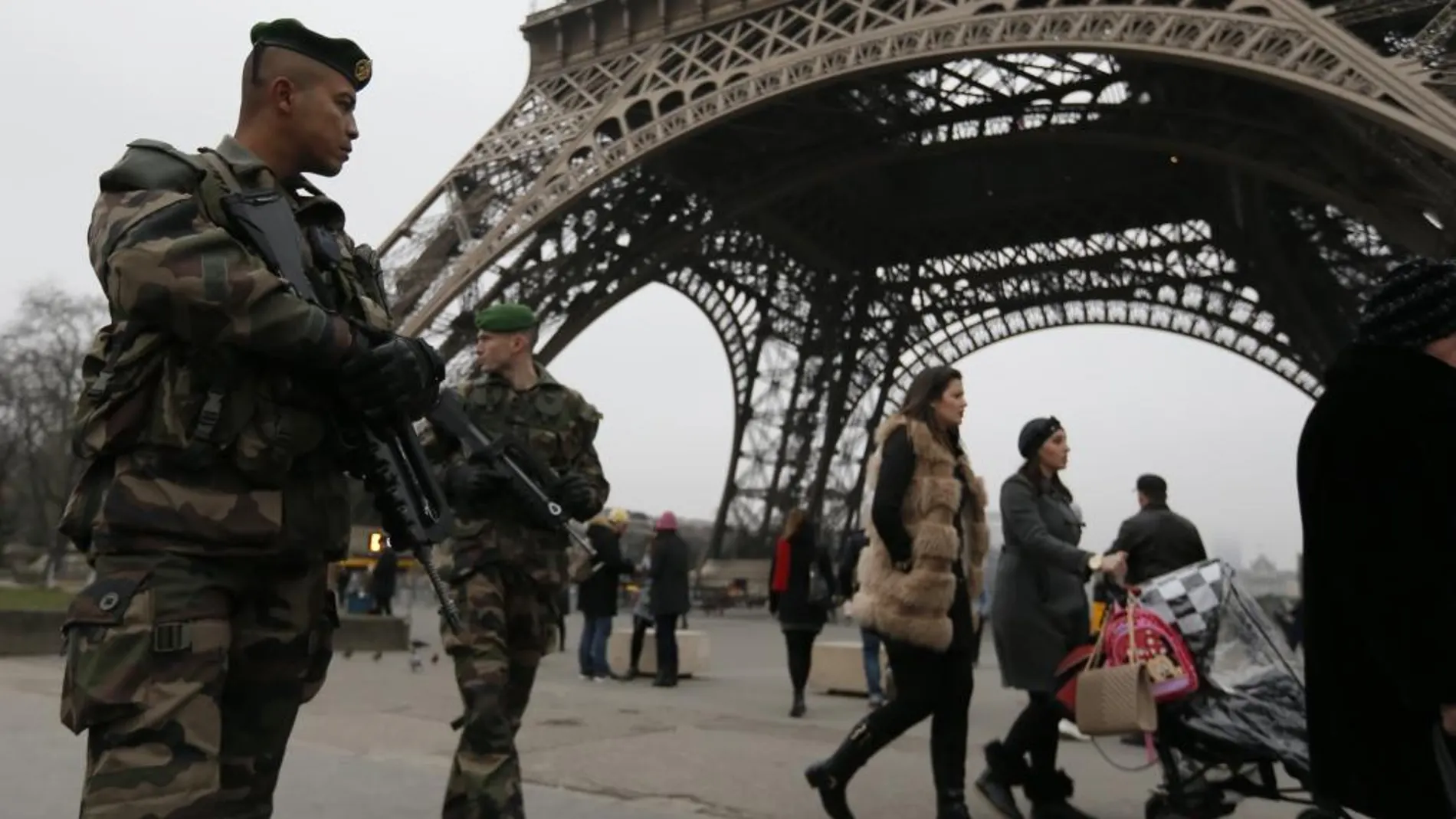 Militares galos patrullan las calles de París tras los atentados