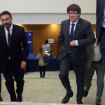 El presidente de la Generalitat, Carles Puigdemont (d) al finalizar la reunión extraordinaria del consell nacional del PDeCAT el pasado miércoles/ Efe