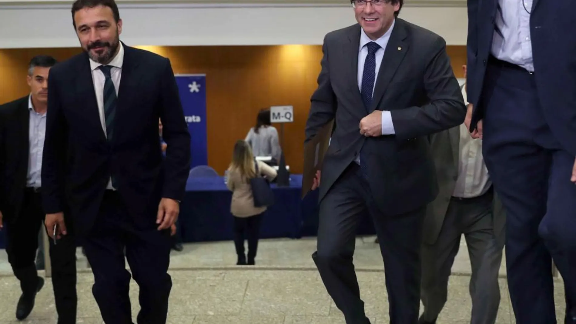 El presidente de la Generalitat, Carles Puigdemont (d) al finalizar la reunión extraordinaria del consell nacional del PDeCAT el pasado miércoles/ Efe