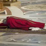  El Papa preside la Pasión del Señor y reza postrado en el suelo