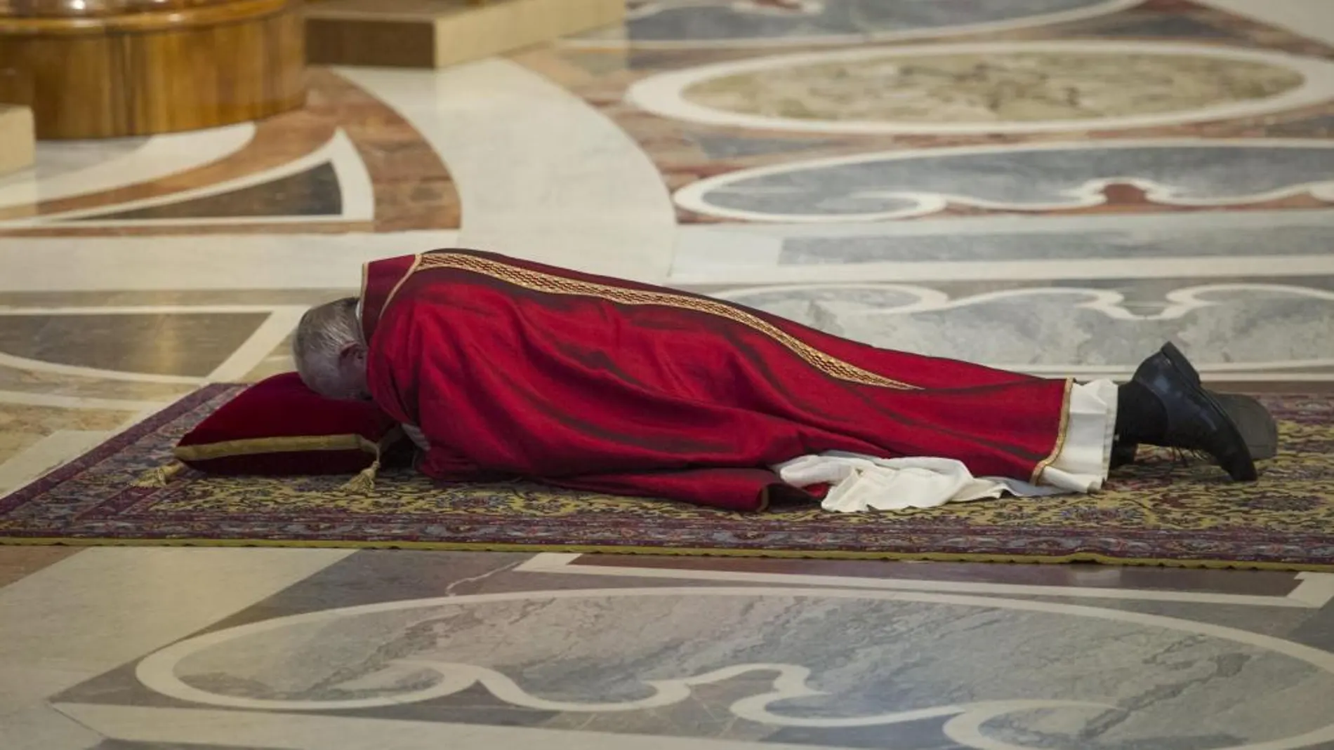 El papa Francisco (izq), celebra la ceremonia de la Pasión de Cristo del Viernes Santo