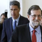 El presidente del Gobierno, Mariano Rajoy, seguido por el presidente del PPC, Xavier Garcia Albiol, abandona la XXXIII Reunión del Círculo de Economía de Sitges (Barcelona).