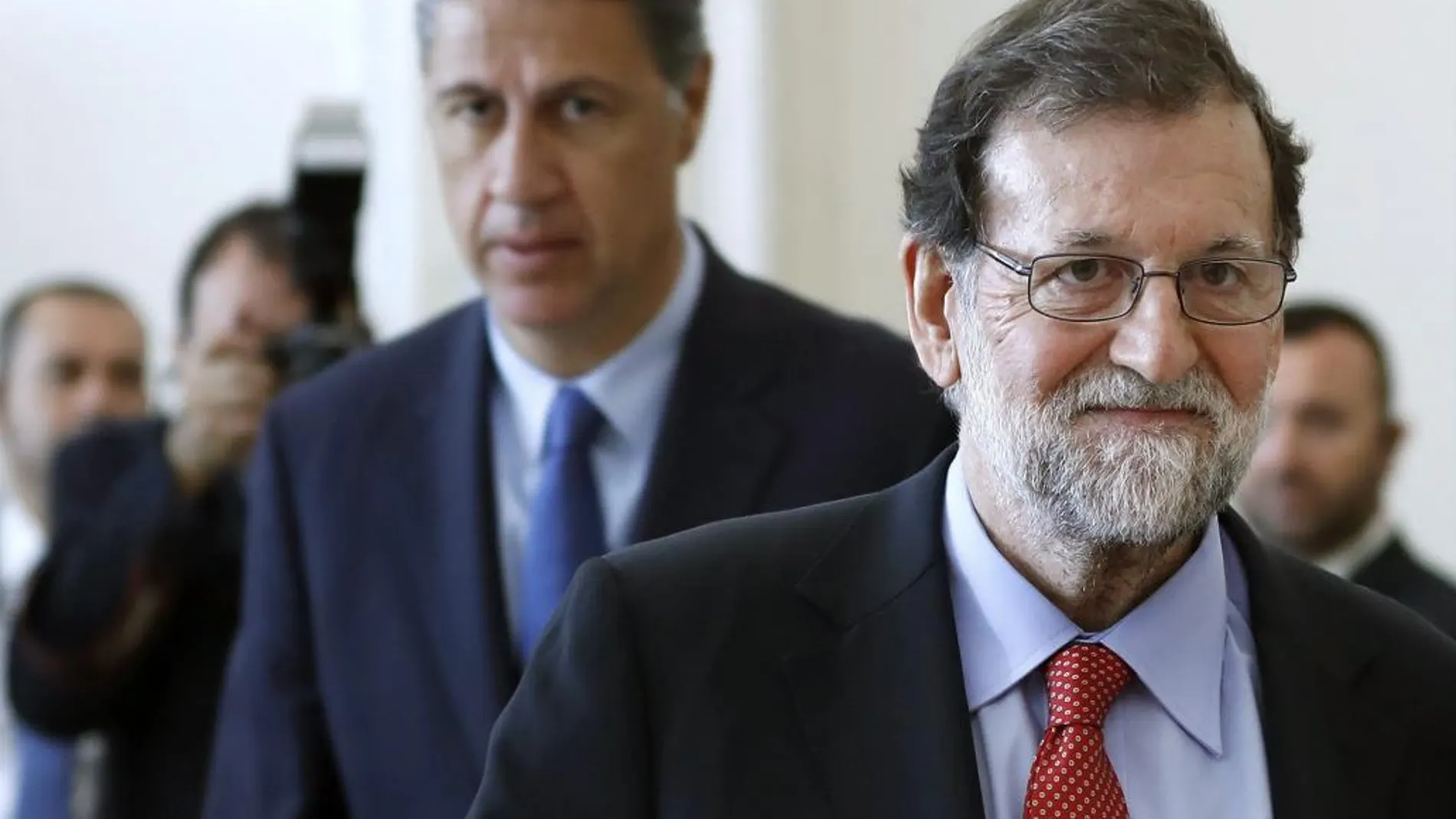 El presidente del Gobierno, Mariano Rajoy, seguido por el presidente del PPC, Xavier Garcia Albiol, abandona la XXXIII Reunión del Círculo de Economía de Sitges (Barcelona).