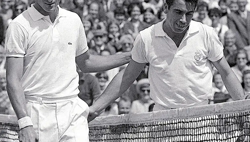 Manolo Santana y Charlie Pasarell en el partido que abrió el torneo de Wimbledon de 1967