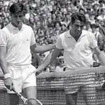 Manolo Santana y Charlie Pasarell en el partido que abrió el torneo de Wimbledon de 1967