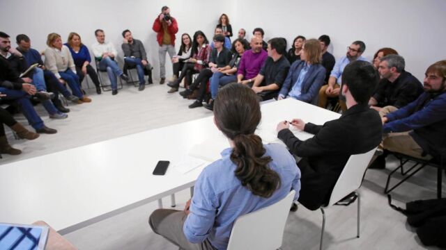 Pablo Iglesias y Juanma del Olmo durante una reunión de líderes territoriales de Podemos que se celebró en Madrid