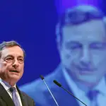  Draghi dispara la inyección de liquidez para frenar la sangría del Brexit