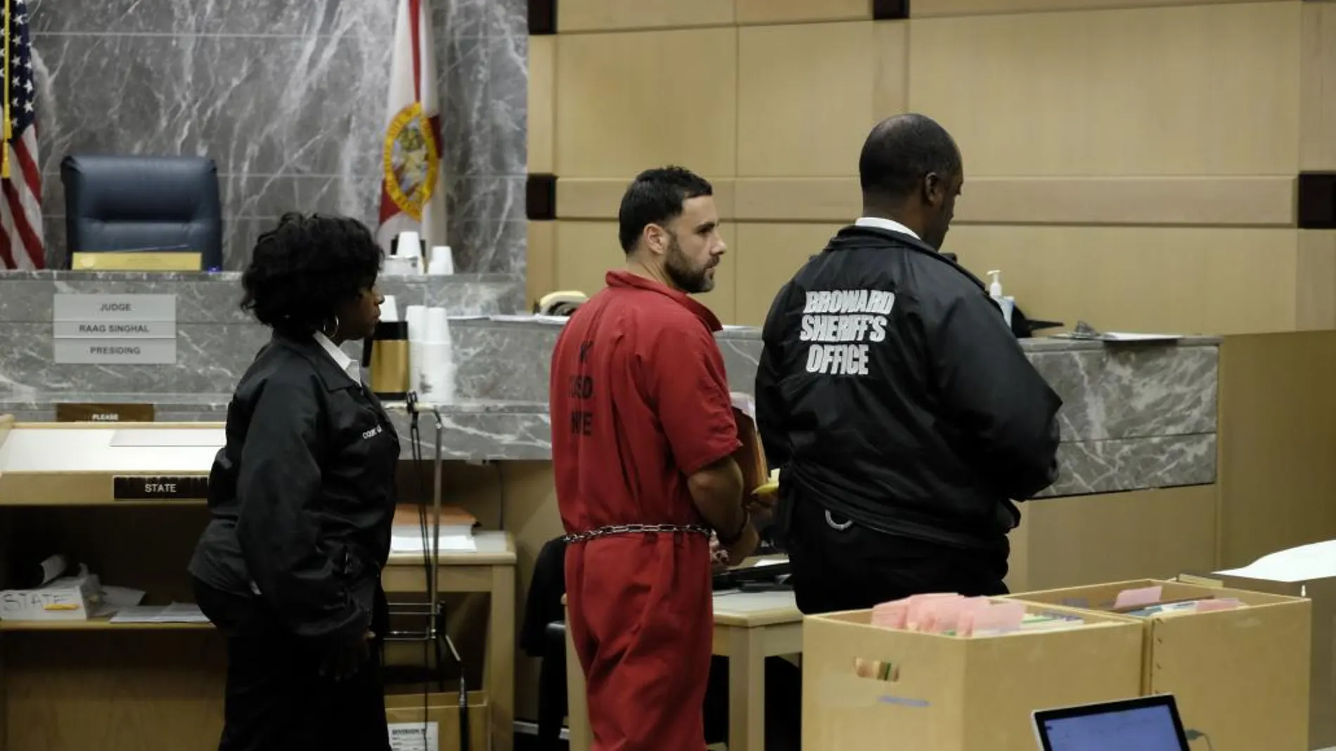 Pablo Ibar (c) en la sala del tribunal del condado de Broward en Fort Lauderdale, Florida, el 5 de agosto de 2016