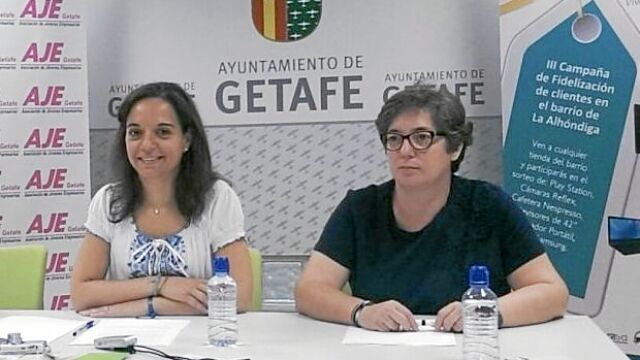 La secretaria general del PSOE de Madrid y alcaldesa de Getafe, Sara Hernández, junto a su ya ex compañera Mónica Cerdá