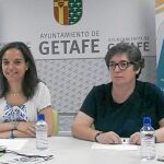 La secretaria general del PSOE de Madrid y alcaldesa de Getafe, Sara Hernández, junto a su ya ex compañera Mónica Cerdá
