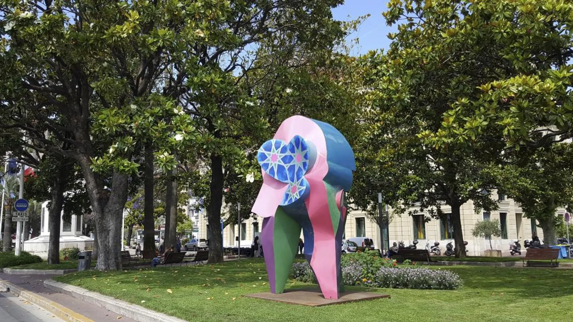 Una de las escultura que Cristóbal Gabarrón ha implantado en Cannes en el marco de una amplia retrospectiva.