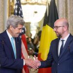 El secretario de estado norteamericano John Kerry estrela la mano del primer ministro belga, Charles Michel