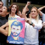 La mujer de Leopoldo López, Lilian Tintori, junto a Diana López, hermana del preso político, ayer en Caracas a las puertas del Palacio de Justicia