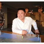 Kim Jong-un en compañía de varias personas siguiendo el lanzamiento