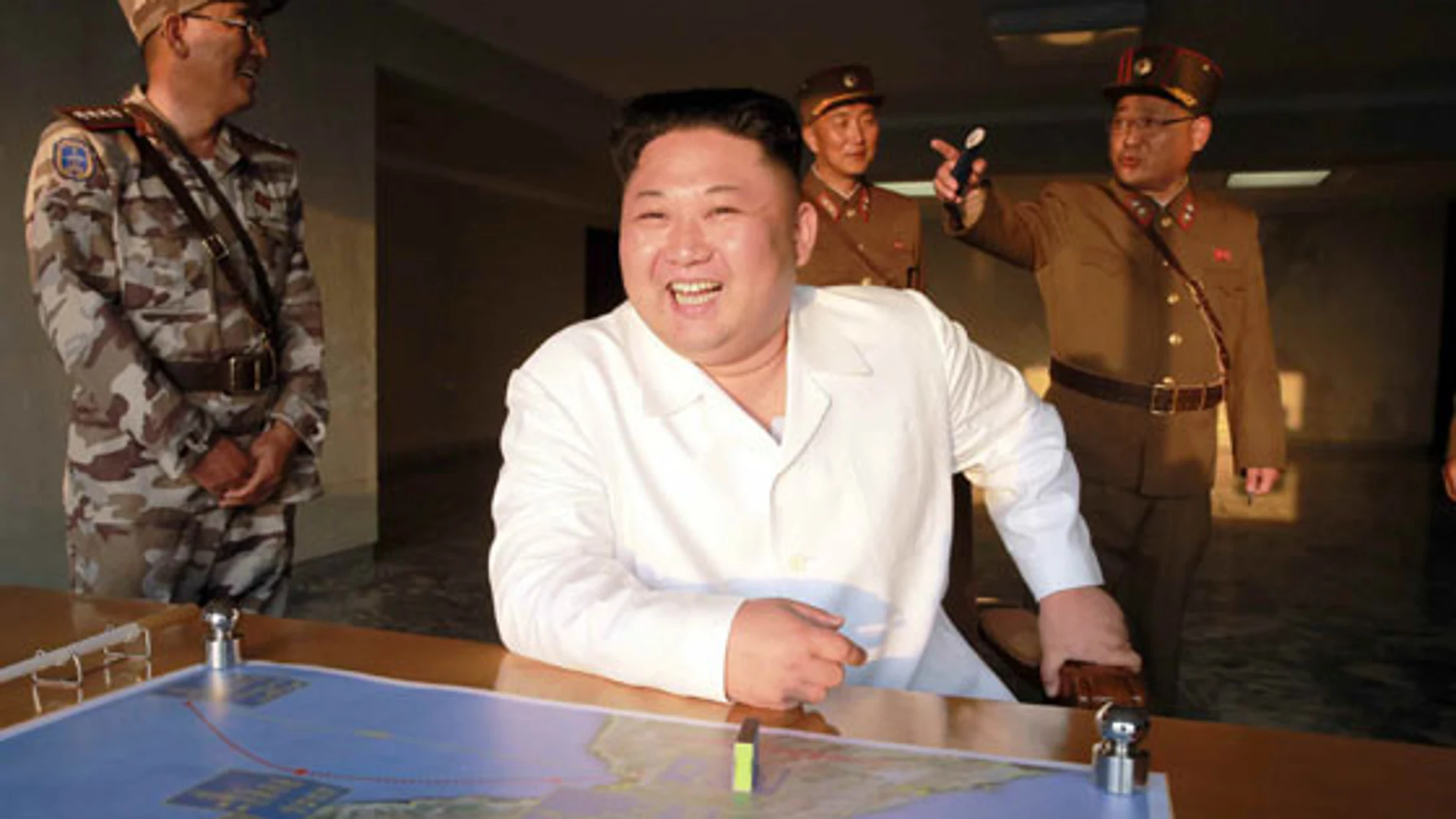 Kim Jong-un en compañía de varias personas siguiendo el lanzamiento