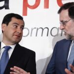 Juanma Moreno junto a Mariano Rajoy, ayer en Madrid