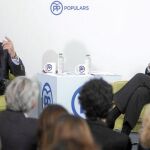 El ministro de Asuntos Exteriores, José Manuel García Margallo, y el ministro del Interior, Jorge Fernández Díaz, ayer en la sala de actos de Casa del Libro