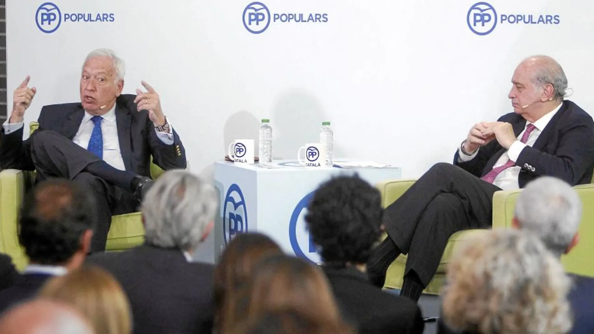 El ministro de Asuntos Exteriores, José Manuel García Margallo, y el ministro del Interior, Jorge Fernández Díaz, ayer en la sala de actos de Casa del Libro