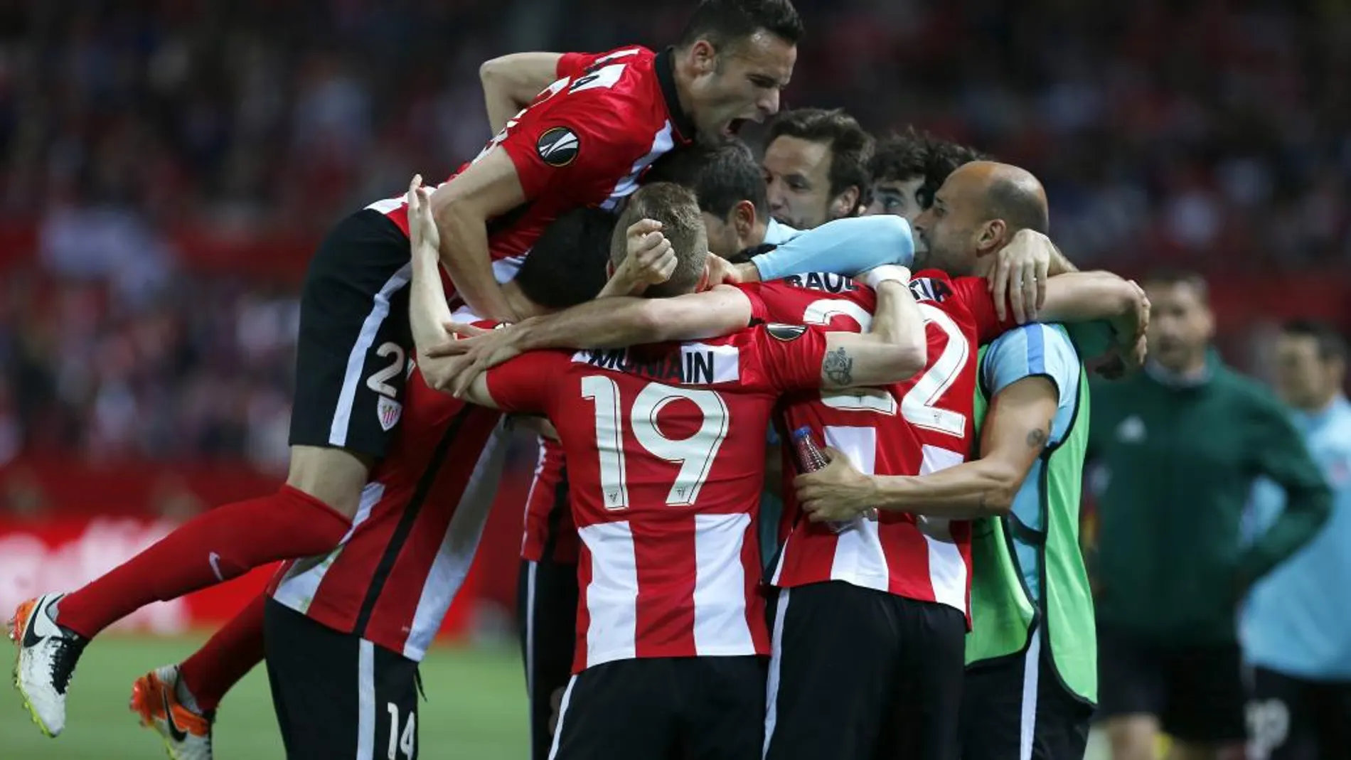 Los jugadores del Athletic de Bilbao celebran el segundo gol ante el Sevilla