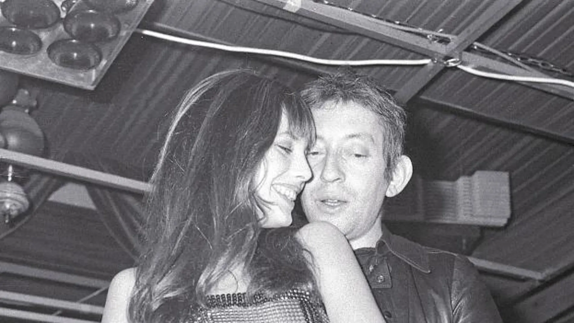 Jane Birkin, con uno de los vestidos metálicos de Paco Rabanne, y Serge Gainsbourg