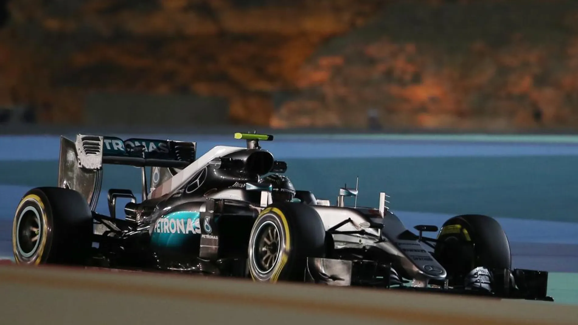 El Mercedes de Nico Rosberg durante los entrenamientos en Baréin