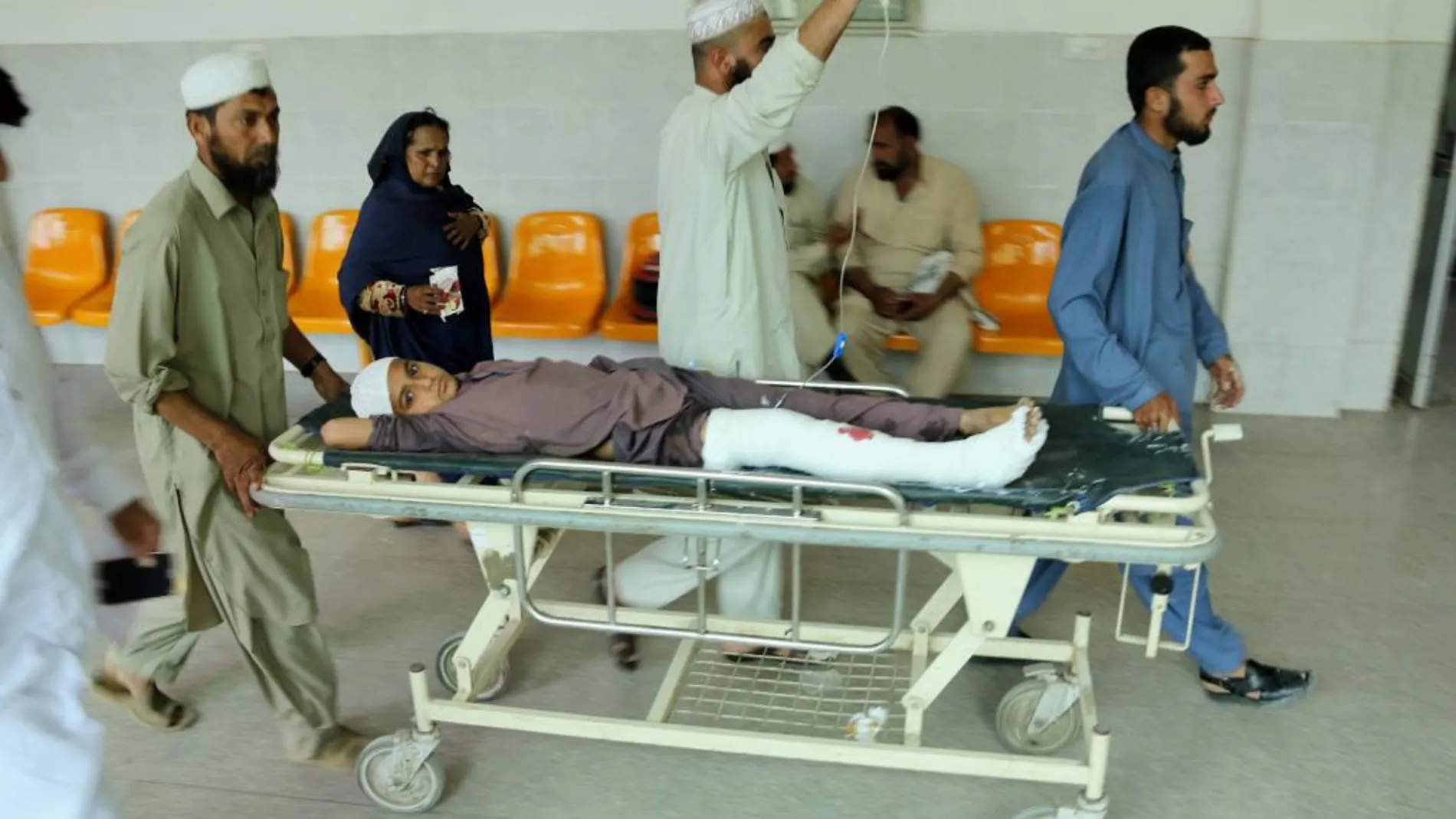 Un hombre heridos tras el terremoto en Peshawar (Pakistán)