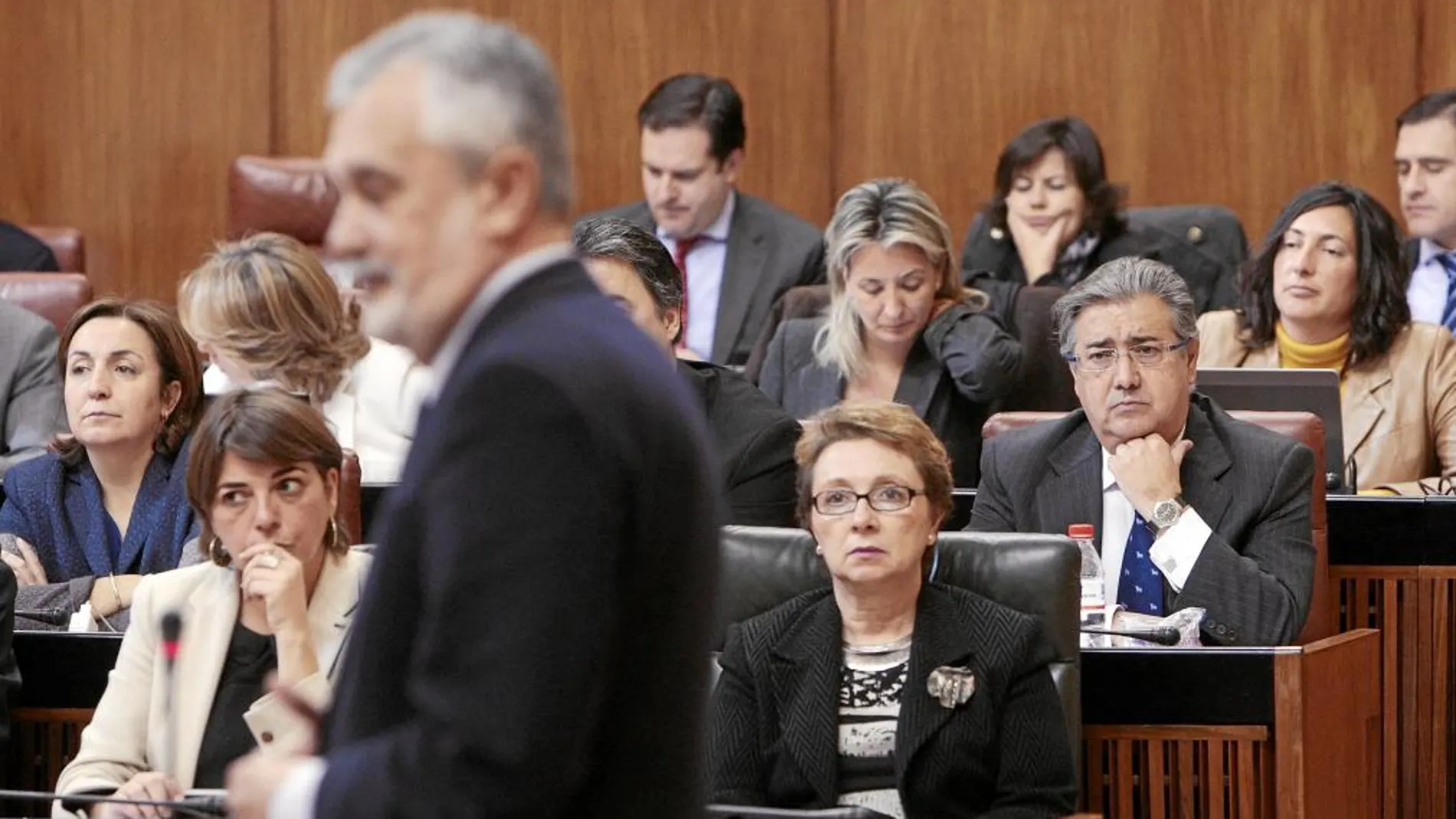 Juan Ignacio Zoido sigue desde su escaño la intervención del presidente andaluz, ayer en la Cámara