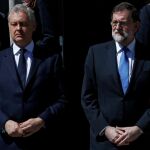 Mariano Rajoy con el embajador británico, Simon Manley, durante un minuto de silencio por las víctimas el atentado