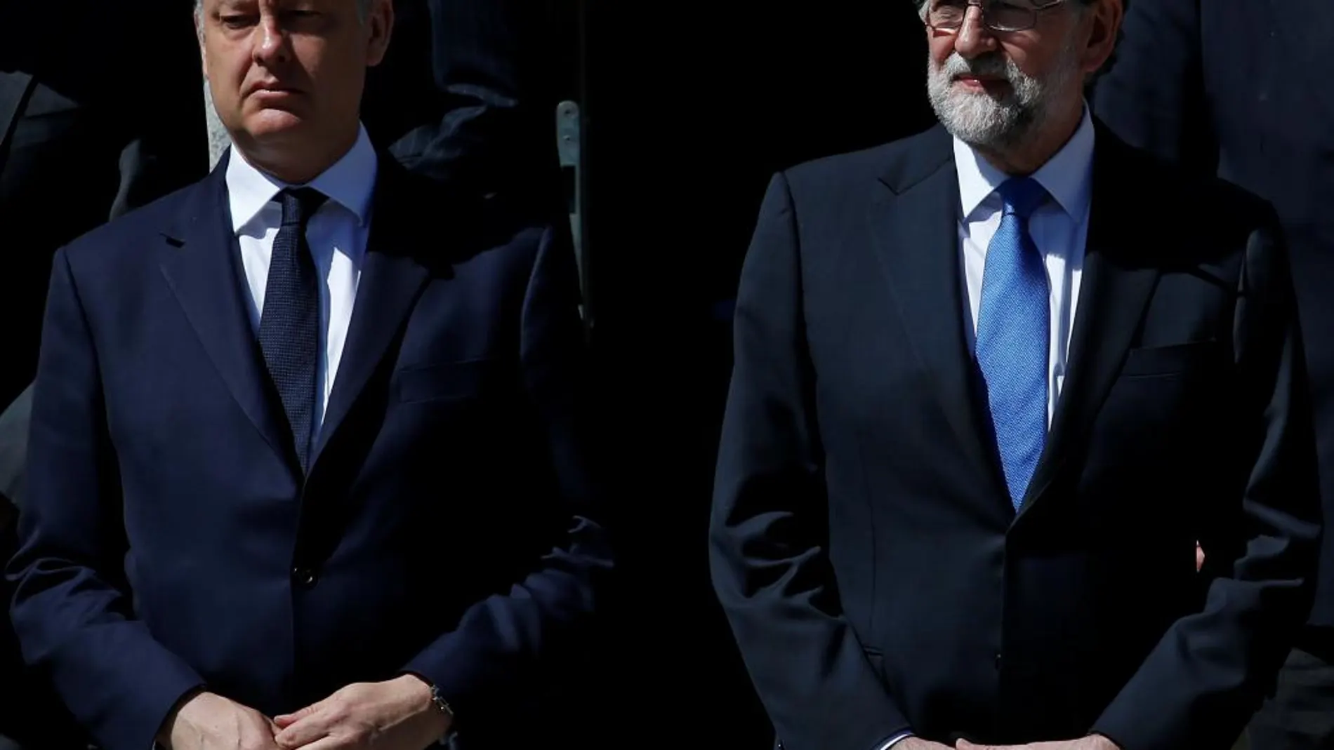 Mariano Rajoy con el embajador británico, Simon Manley, durante un minuto de silencio por las víctimas el atentado