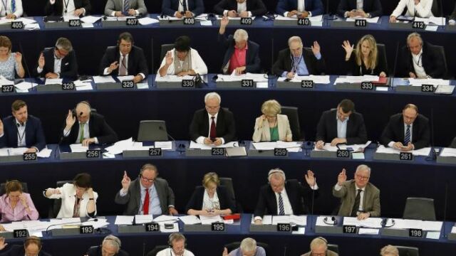 Varios miembros del Parlamento Europeo asisten en la sesión del pleno en el Parlamento Europeo en Estrasburgo.