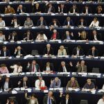 Varios miembros del Parlamento Europeo asisten en la sesión del pleno en el Parlamento Europeo en Estrasburgo.