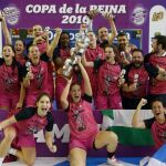 Las jugadoras del CB Conquero Huelva Wagen posan con la Copa de la Reina tras imponerse al Perfumerías Avenida.