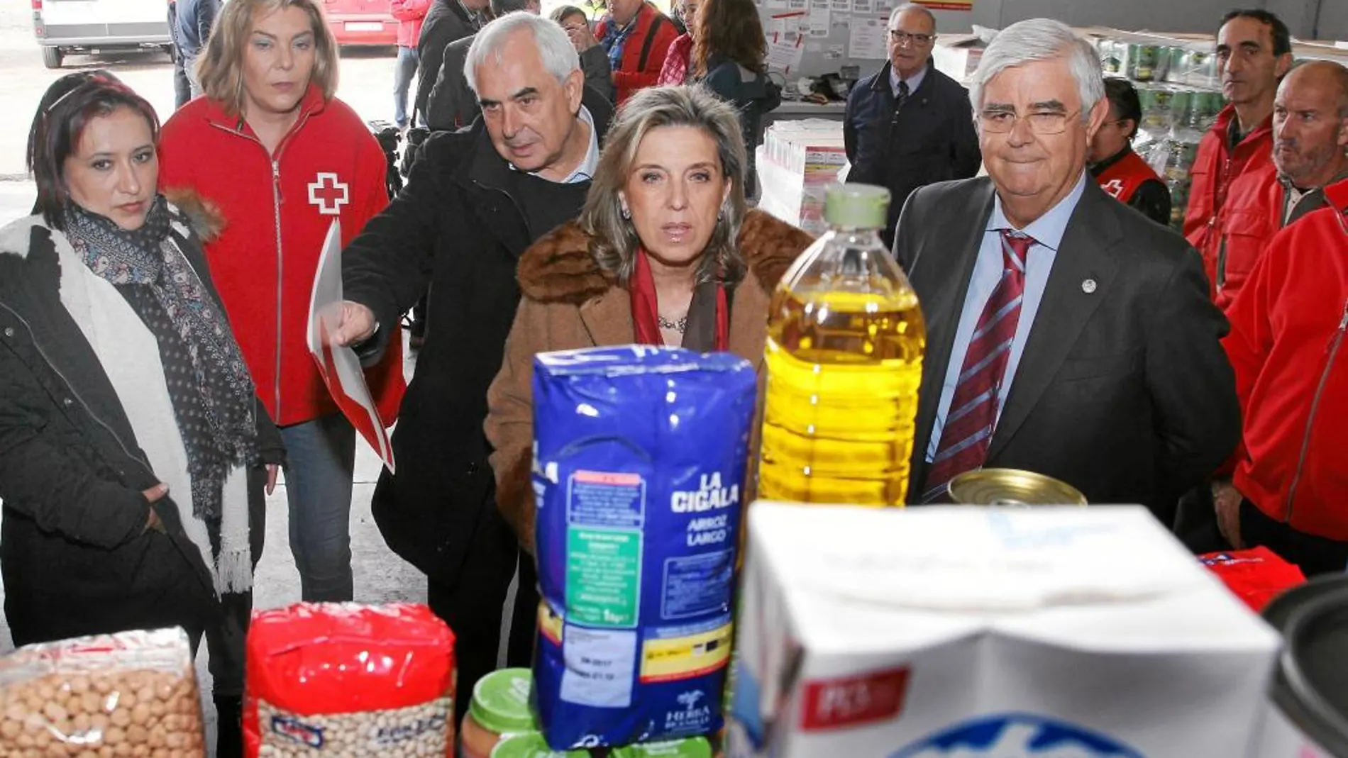 La delegada María José Salgueiro visita un almacen en Palencia, junto a Godofredo García y voluntarios de Cruz Roja